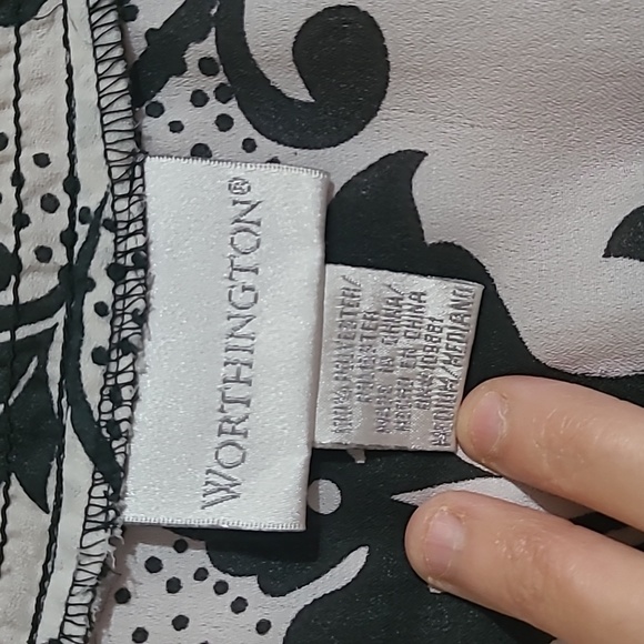 4/$25Worthington Blouse Medium Used  black and white fits a large too - Picture 2 of 6